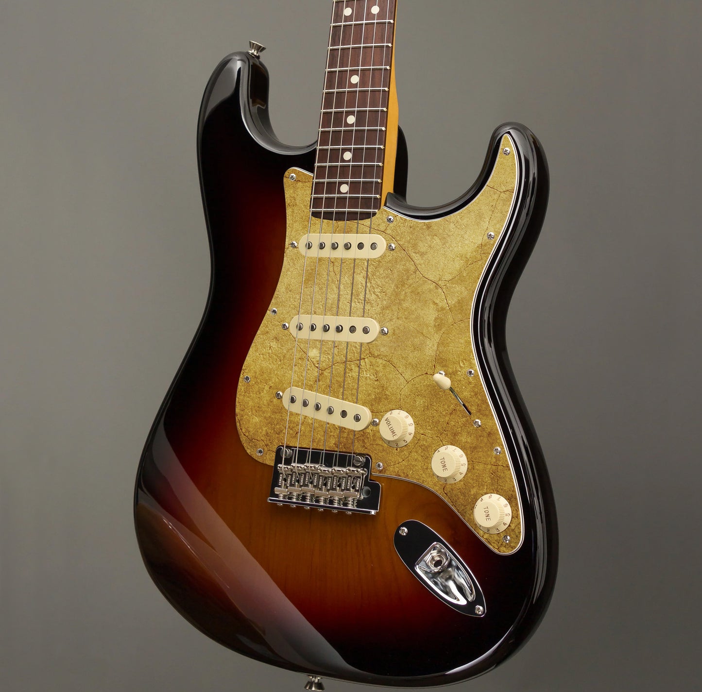 Egyedi Stratocaster koptató aranysárga, antikolt felülettel, amely különleges és időtálló dizájnt biztosít