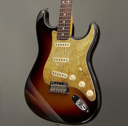 Egyedi Stratocaster koptató aranysárga, antikolt felülettel, amely különleges és időtálló dizájnt biztosít