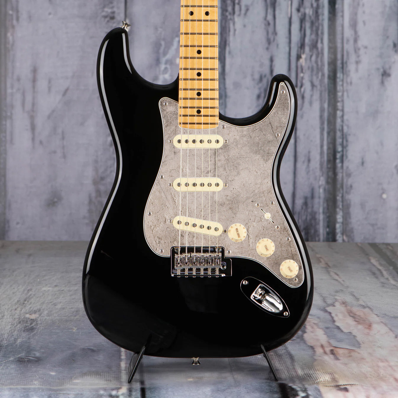 Egyedi Stratocaster koptató patinás, kőhatású felülettel, amely karakteres és egyedi megjelenést biztosít