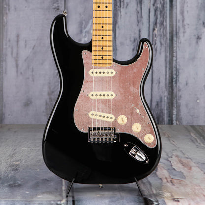 Egyedi Stratocaster koptató kopott, téglavörös árnyalattal, amely különleges és egyedi stílust kölcsönöz