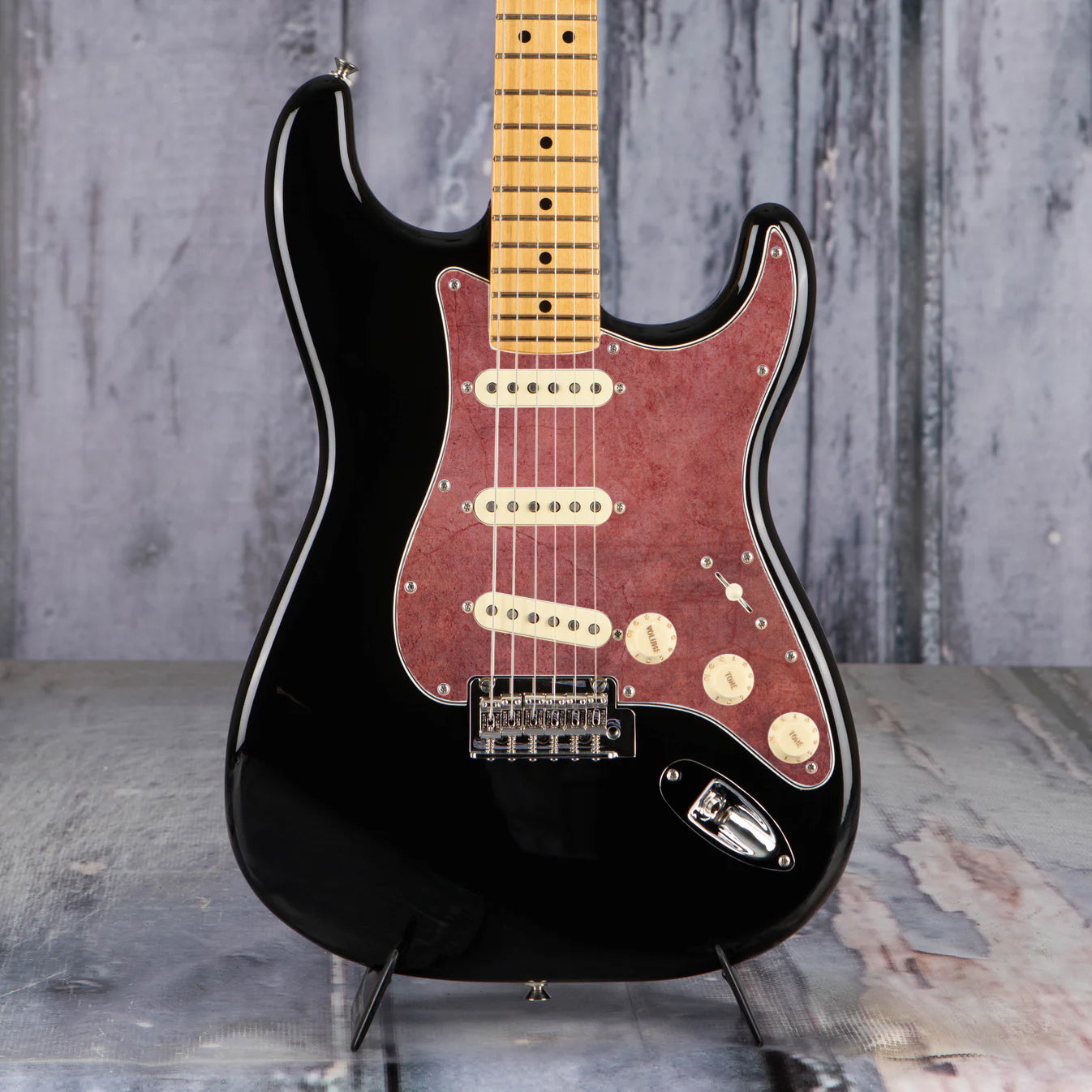 Egyedi Stratocaster koptató rusztikus, téglavörös árnyalattal, amely különleges és egyedi hatást kelt