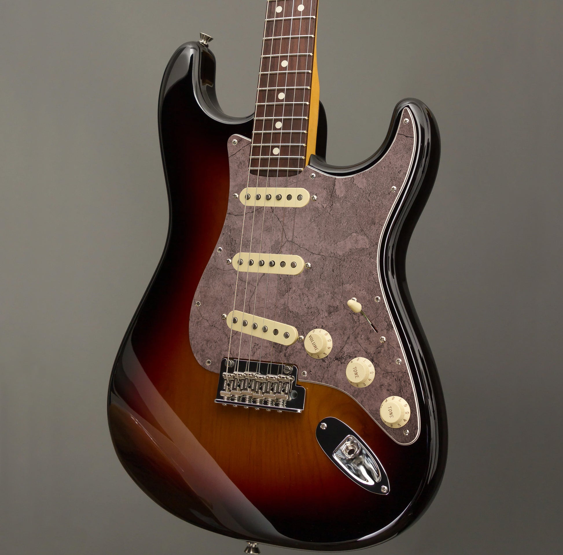 Egyedi Stratocaster pickguard érdes, kopott felülettel, amely egyedi és vintage stílust kölcsönöz a hangszernek