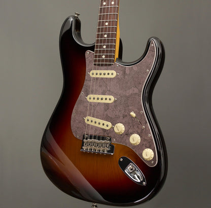 Egyedi Stratocaster pickguard érdes, kopott felülettel, amely egyedi és vintage stílust kölcsönöz a hangszernek