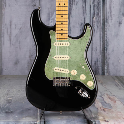 Egyedi Stratocaster koptató földszínű, kőhatású mintázattal, amely egyedi és karakteres dizájnt biztosít