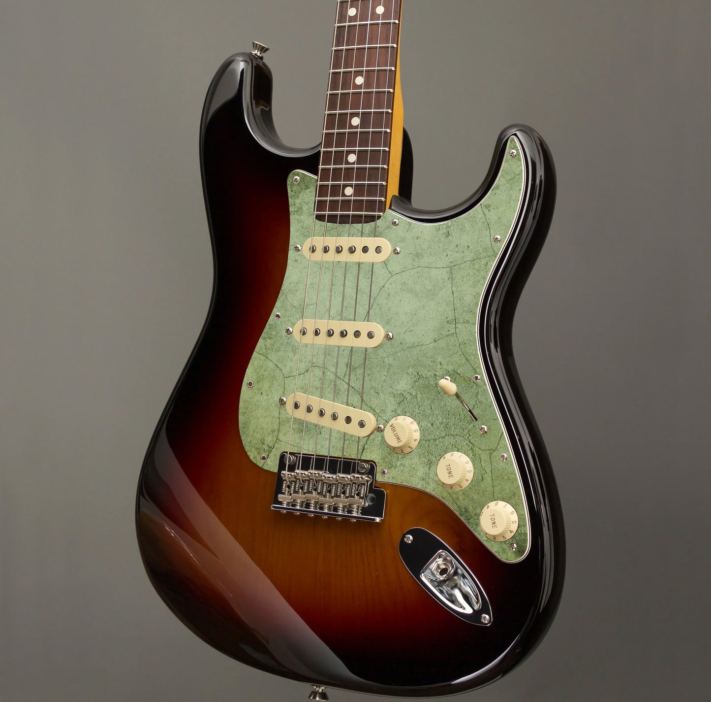 Különleges Stratocaster koptató földszínű, kőhatású mintázattal, amely egyedi és karakteres dizájnt biztosít