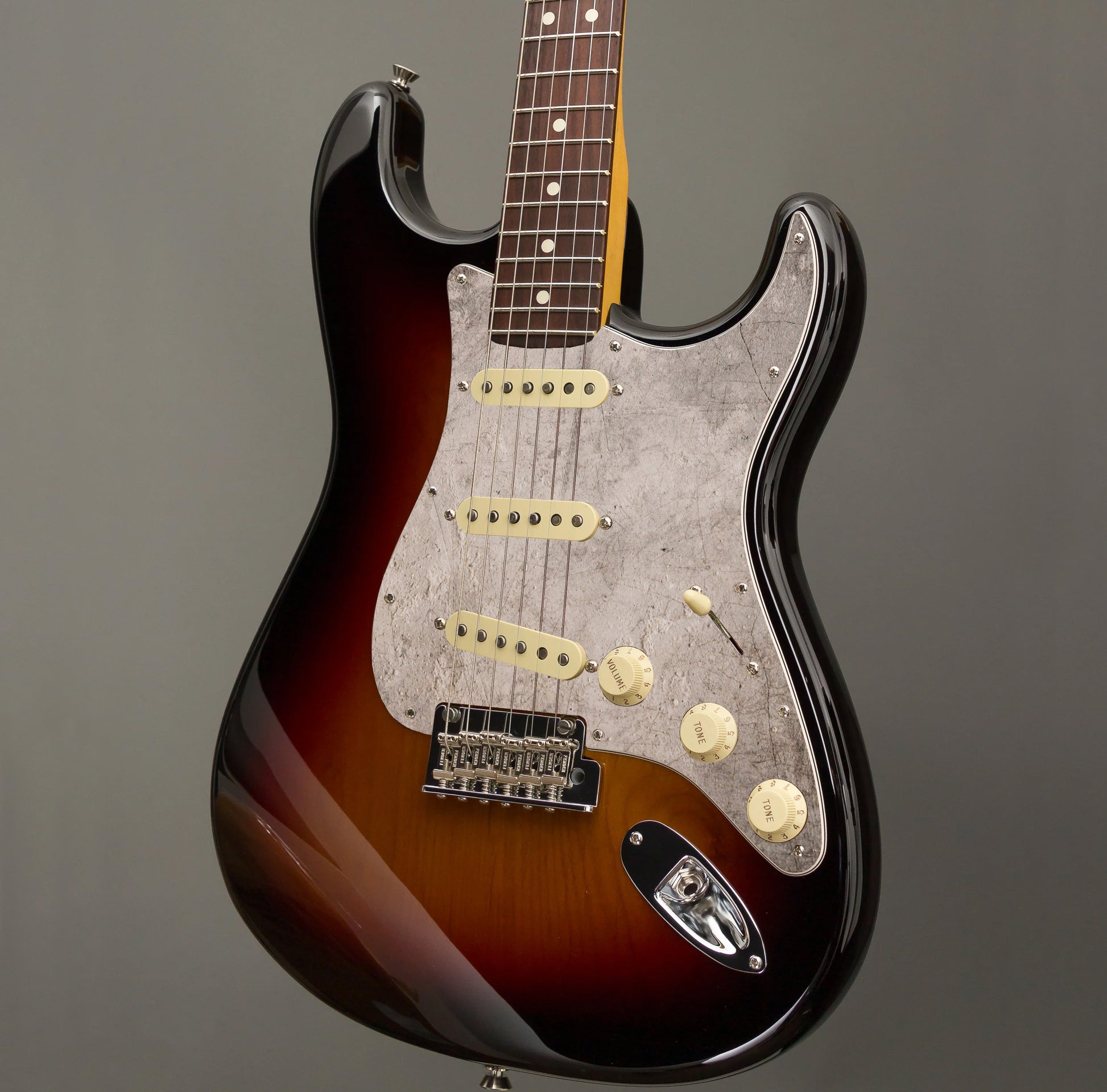 Egyedi Stratocaster pickguard patinás, kőhatású felülettel, amely karakteres és egyedi megjelenést biztosít