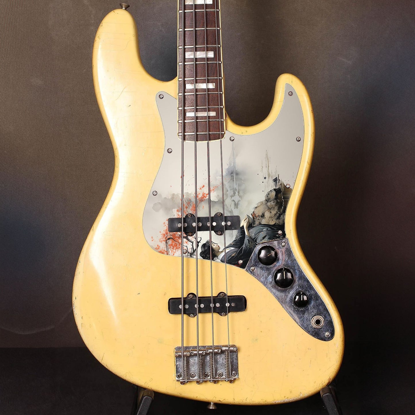 Egyedi Fender Jazz Bass gitár koptató japán nőalak ábrázolásával, fekete kimonóban, vörös levelű fa alatt ülve a folyóparton