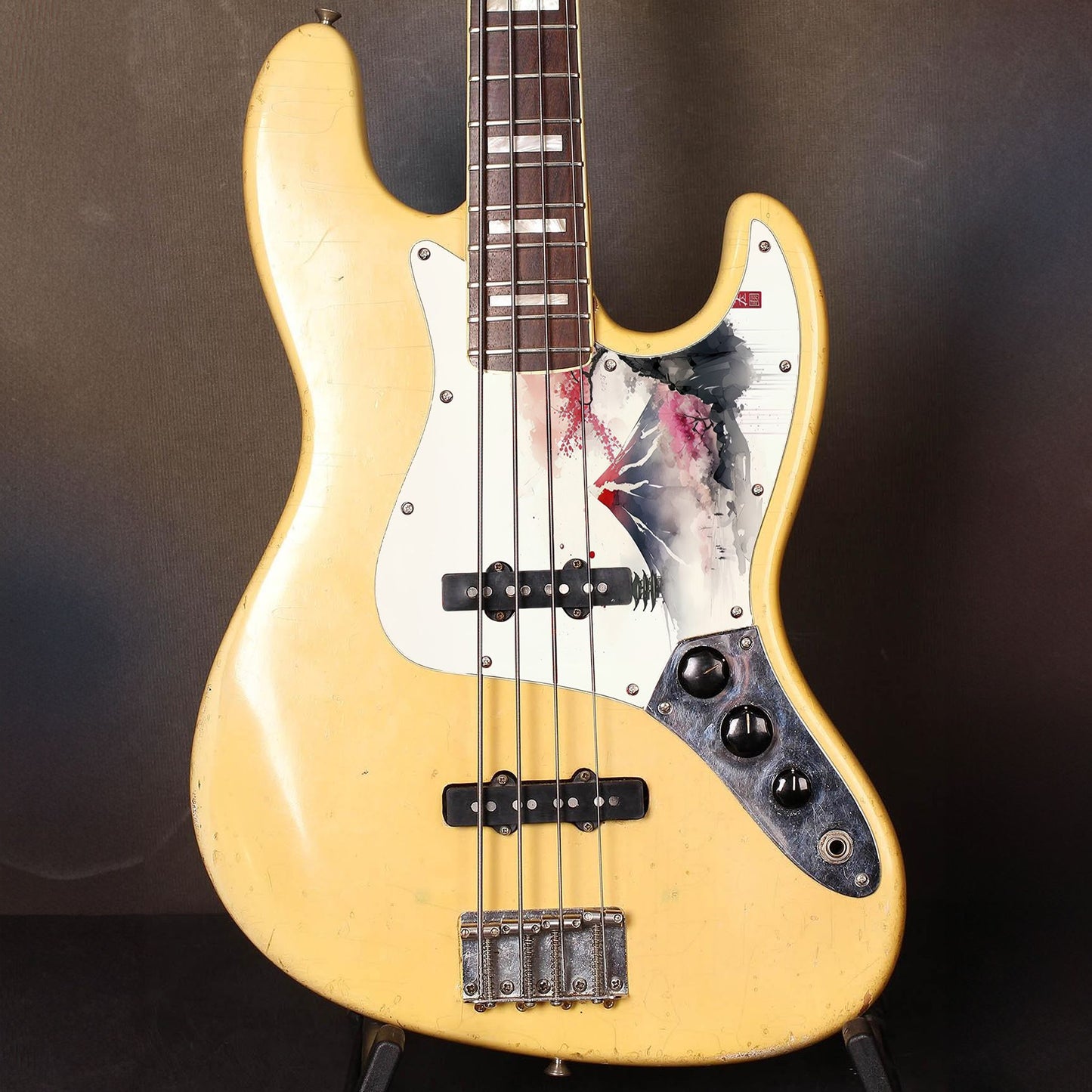 Egyedi Fender Jazz Bass gitár koptató hófödte hegycsúccsal, cseresznyevirágzó fákkal és pagodával a ködös tájban