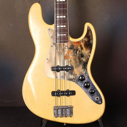 Egyedi Fender Jazz Bass gitár koptató őszi színekben pompázó fákkal, hagyományos pagodákkal és ködbe burkolózó hegyekkel