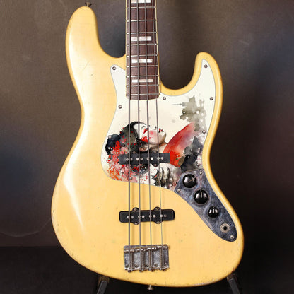 Egyedi Fender Jazz Bass gitár koptató piros kimonót viselő japán nő portréjával, virágdíszítéssel és pagodával a háttérben