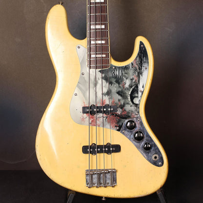 Egyedi Fender Jazz Bass gitár koptató japán cseresznyefával, kőhíddal és hegyekkel a ködös tájban