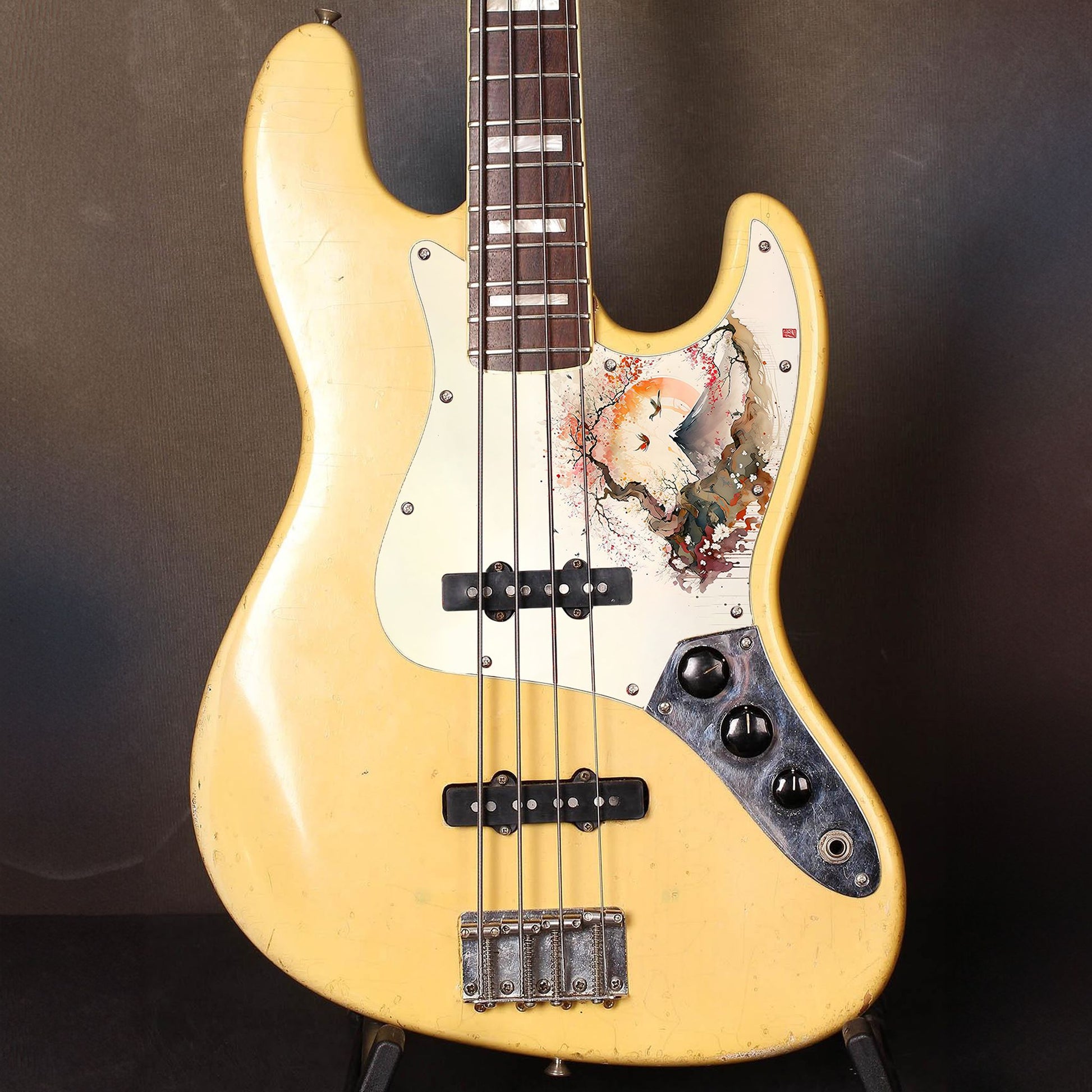 Egyedi Fender Jazz Bass gitár koptató ívelt cseresznyefával, távoli hegycsúccsal és naplementében repülő madarakkal