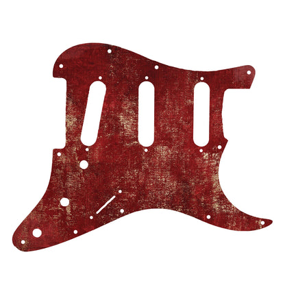 Egyedi Fender Stratocaster gitár koptató mélypiros tónusokkal, vintage hatású felülettel és rusztikus mintázattal