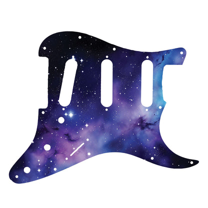 Egyedi Fender Stratocaster gitár koptató lila-kék galaxis mintázattal, ragyogó csillagokkal és ködös űrhatással a kozmikus megjelenésért