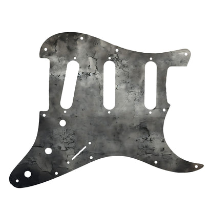 Egyedi Fender Stratocaster gitár koptató sötét, repedezett fémhatású textúrával, matt szürke és fekete árnyalatokkal