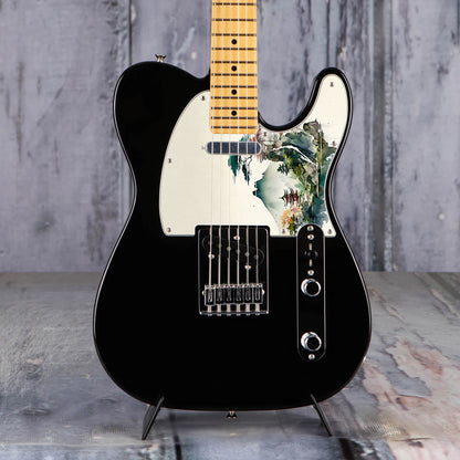 Egyedi Fender Telecaster gitár koptató hegyekkel, tóparti pagodával és színes lombú fákkal a nyugodt tájban