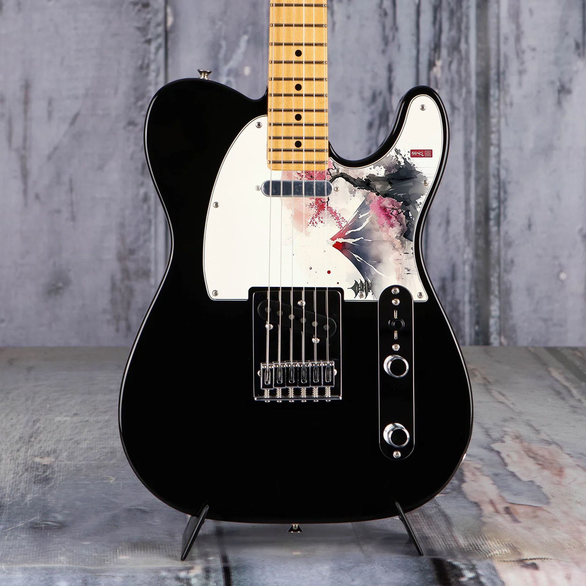 Egyedi Fender Telecaster gitár koptató hófödte hegycsúccsal, cseresznyevirágzó fákkal és pagodával a ködös tájban