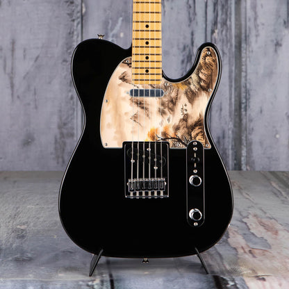 Egyedi Fender Telecaster gitár koptató tradicionális tájképpel, narancssárga lombú fával, hegyekkel és folyón evező csónakokkal