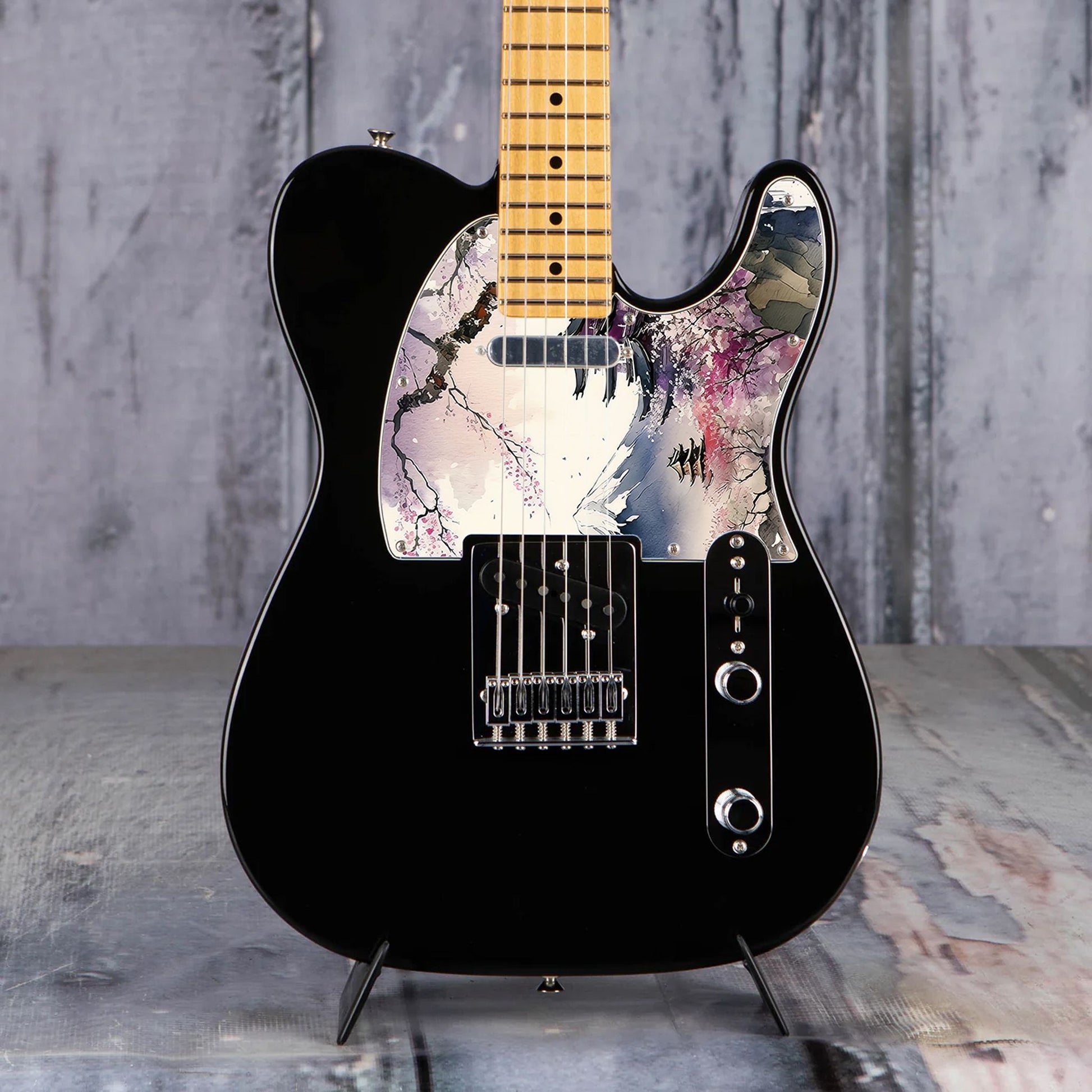 Egyedi Fender Telecaster gitár koptató cseresznyevirágzó fákkal, hagyományos pagodákkal és hófödte hegycsúccsal a háttérben