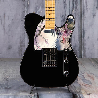 Egyedi Fender Telecaster gitár koptató cseresznyevirágzó fákkal, hagyományos pagodákkal és hófödte hegycsúccsal a háttérben