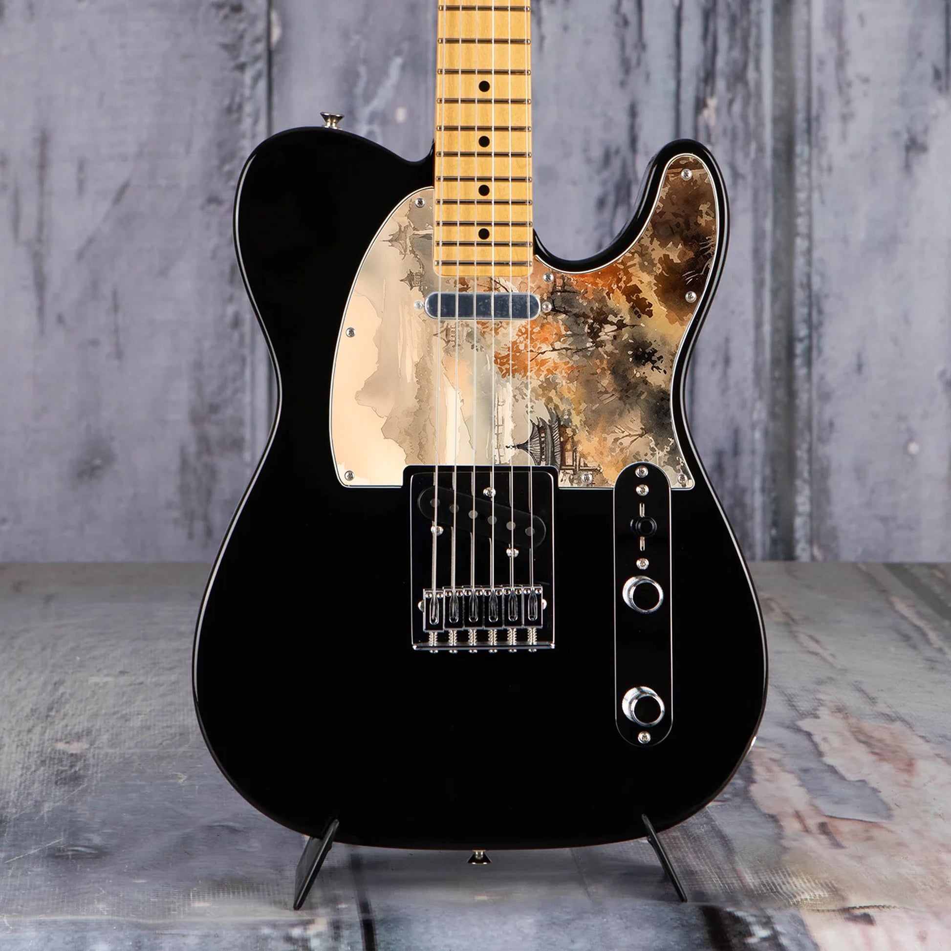 Egyedi Fender Telecaster gitár koptató őszi színekben pompázó fákkal, hagyományos pagodákkal és ködbe burkolózó hegyekkel