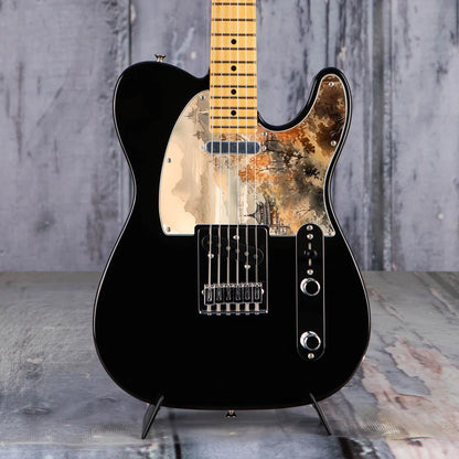 Egyedi Fender Telecaster gitár koptató őszi színekben pompázó fákkal, hagyományos pagodákkal és ködbe burkolózó hegyekkel