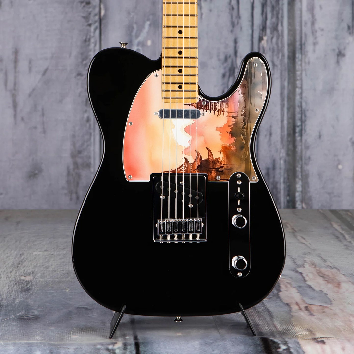 Egyedi Fender Telecaster gitár koptató naplemente árnyalataival, hagyományos pagodákkal és hegyvonulatokkal a háttérben