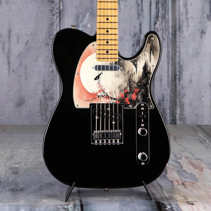 Egyedi Fender Telecaster gitár koptató vörös virágzó fával, ágon ülő madárral és ködös folyóparti tájképpel a háttérben