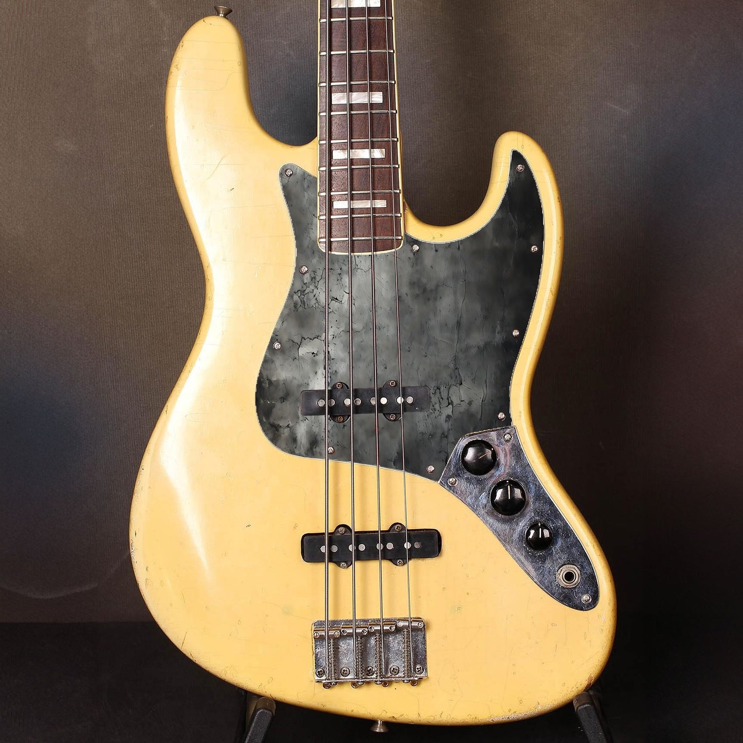 Egyedi Fender Jazz Bass gitár koptató sötét, repedezett fémhatású textúrával, matt szürke és fekete árnyalatokkal