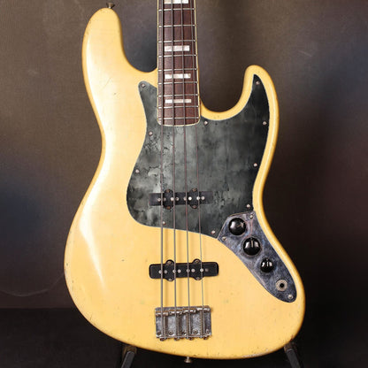 Egyedi Fender Jazz Bass gitár koptató sötét, repedezett fémhatású textúrával, matt szürke és fekete árnyalatokkal