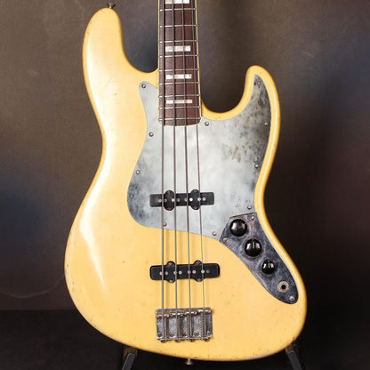 Egyedi Fender Jazz Bass gitár koptató matt szürke felülettel, finom füstös textúrával és enyhe oxidált foltokkal