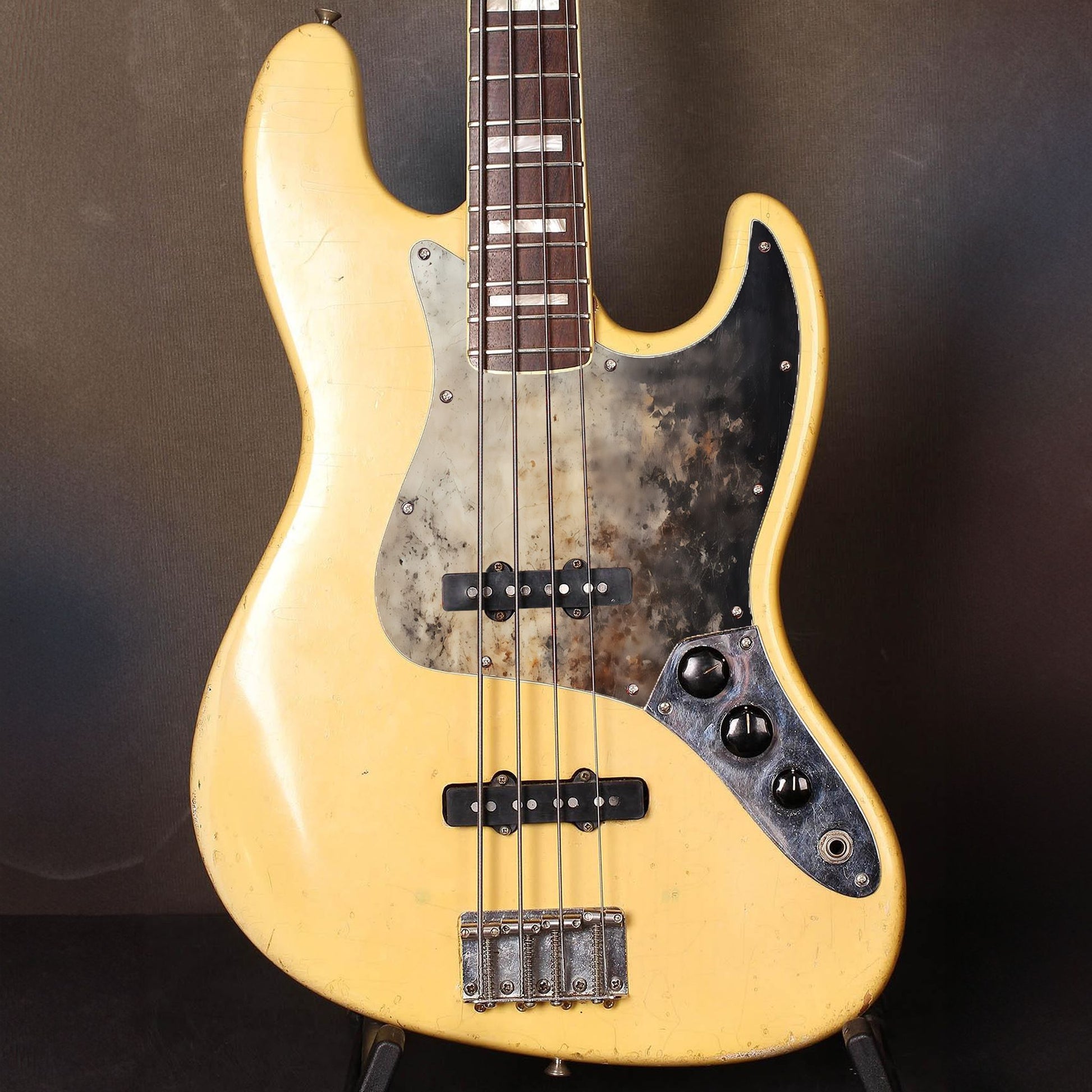 Egyedi Fender Jazz Bass gitár koptató füstös hatású textúrával, bézs és fekete árnyalatokkal, valamint finom rozsdafoltokkal