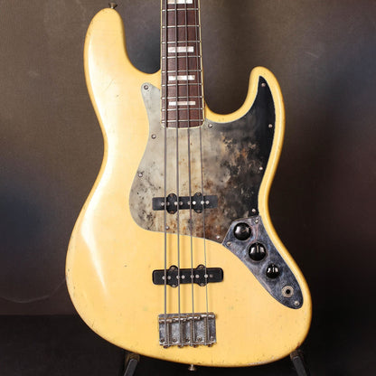 Egyedi Fender Jazz Bass gitár koptató füstös hatású textúrával, bézs és fekete árnyalatokkal, valamint finom rozsdafoltokkal