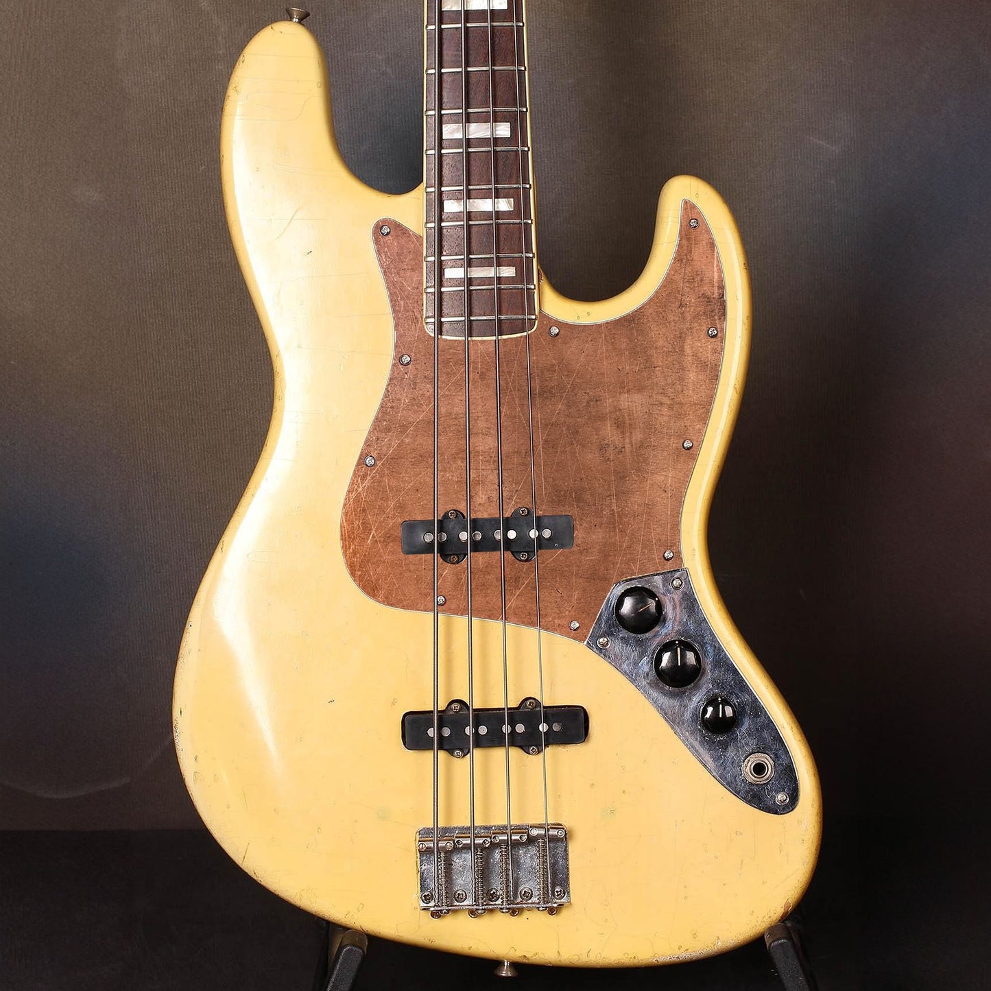 Egyedi Fender Jazz Bass gitár koptató bronzos árnyalattal, kopott felülettel és karakteres, rusztikus megjelenéssel