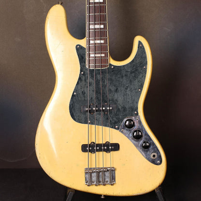 Egyedi Fender Jazz Bass gitár koptató mélyszürke árnyalattal, rusztikus mintázattal és vintage hatású megjelenéssel