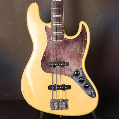 Egyedi Fender Jazz Bass gitár koptató vöröses-barna felülettel, természetes kopásokkal és karakteres megjelenéssel