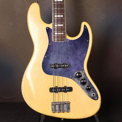 Egyedi Fender Jazz Bass gitár koptató mélylila árnyalatokkal, finoman karcos felülettel és visszafogott vintage stílussal