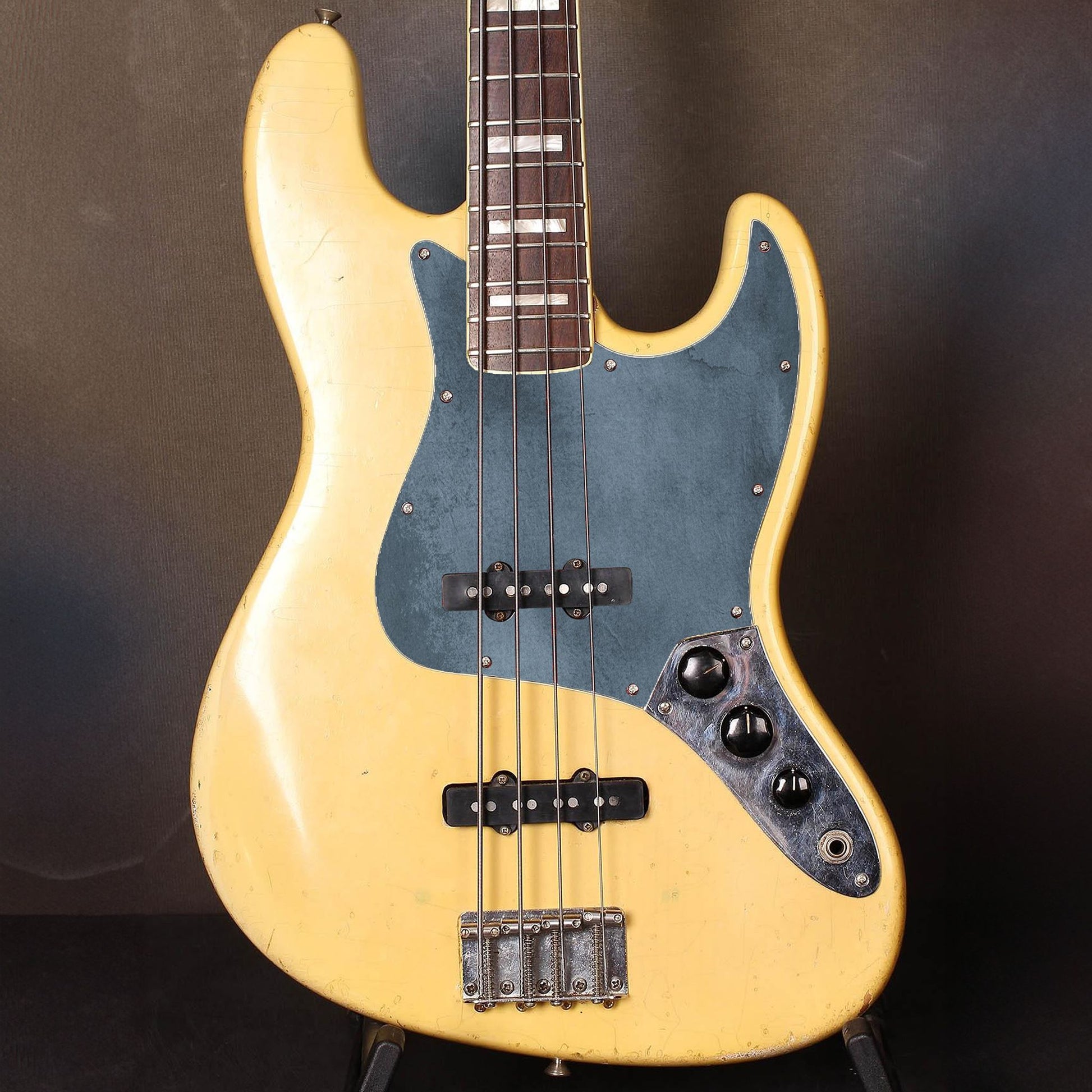 Egyedi Jazz Bass gitár koptató acélkék, patinás hatású dizájnnal, amely egyedi és elegáns stílust biztosít