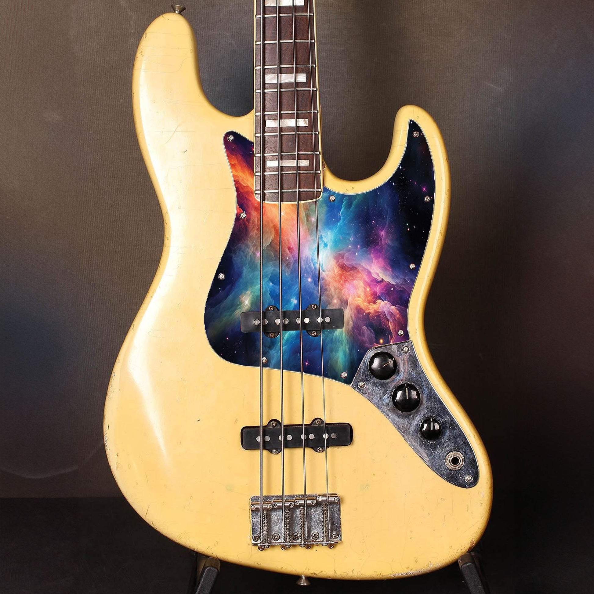 Fender Jazz Bass gitárkoptató galaxis mintával, egyedi design basszus gitárokhoz, prémium minőségű és tartós kivitelezésben.