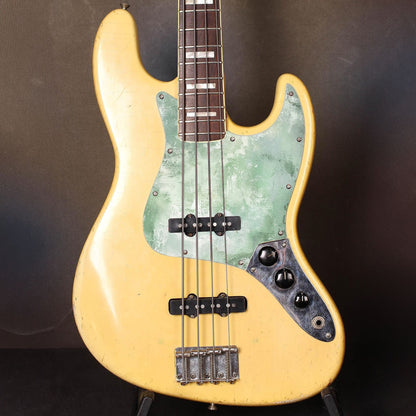 Egyedi Jazz Bass gitár koptató pasztellzöld és fehér tónusokkal, rusztikus, kézzel festett hatású mintázattal