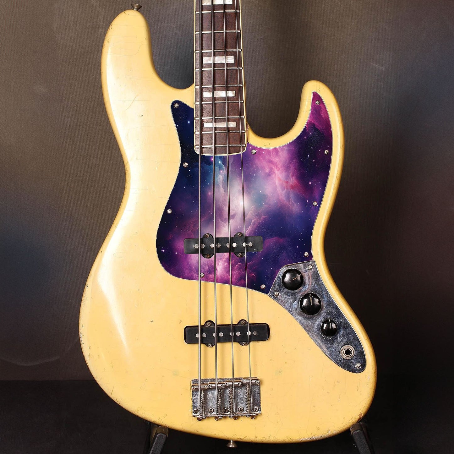 Fender Jazz Bass gitárkoptató galaxis mintával, egyedi design basszus gitárokhoz, prémium minőségű és tartós kivitelezésben.