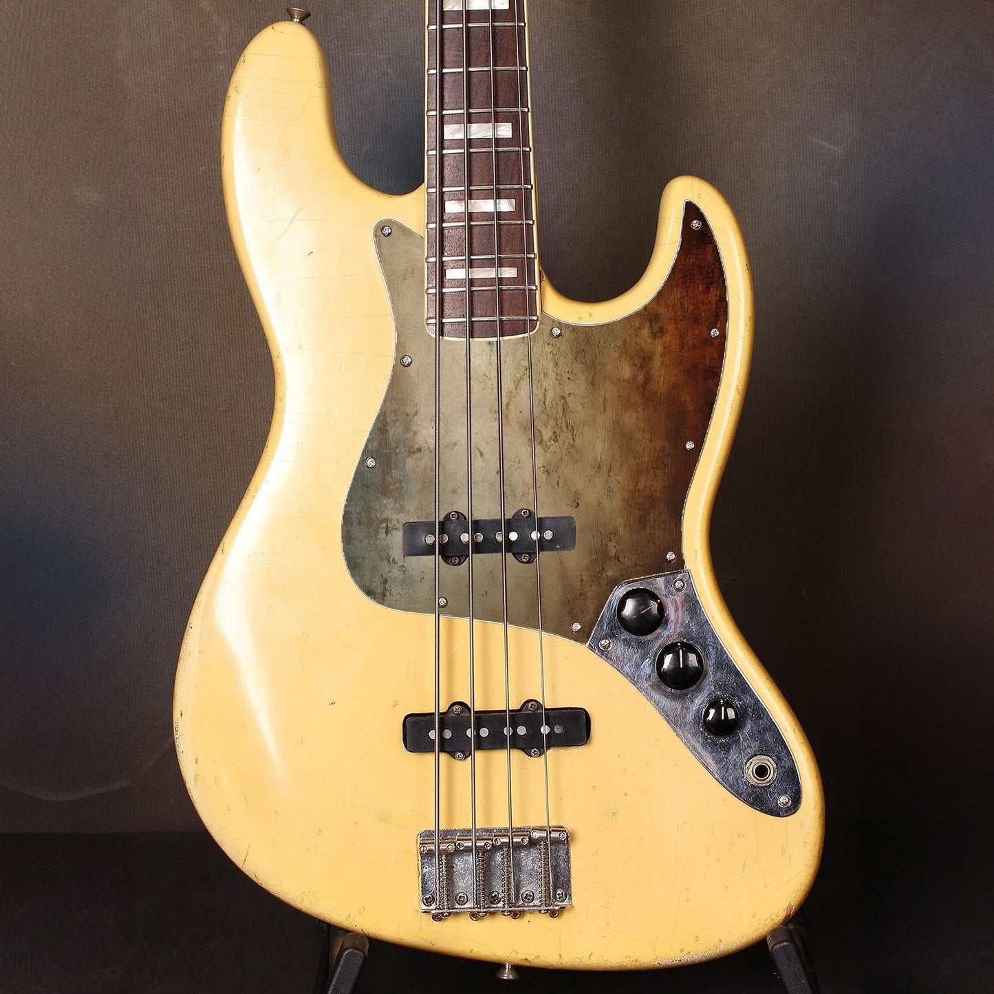 Egyedi Fender Jazz Bass gitár koptató antik bronz textúrával, sötét patinás árnyalatokkal és mély rozsdafoltokkal