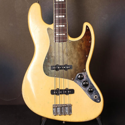 Egyedi Fender Jazz Bass gitár koptató antik bronz textúrával, sötét patinás árnyalatokkal és mély rozsdafoltokkal