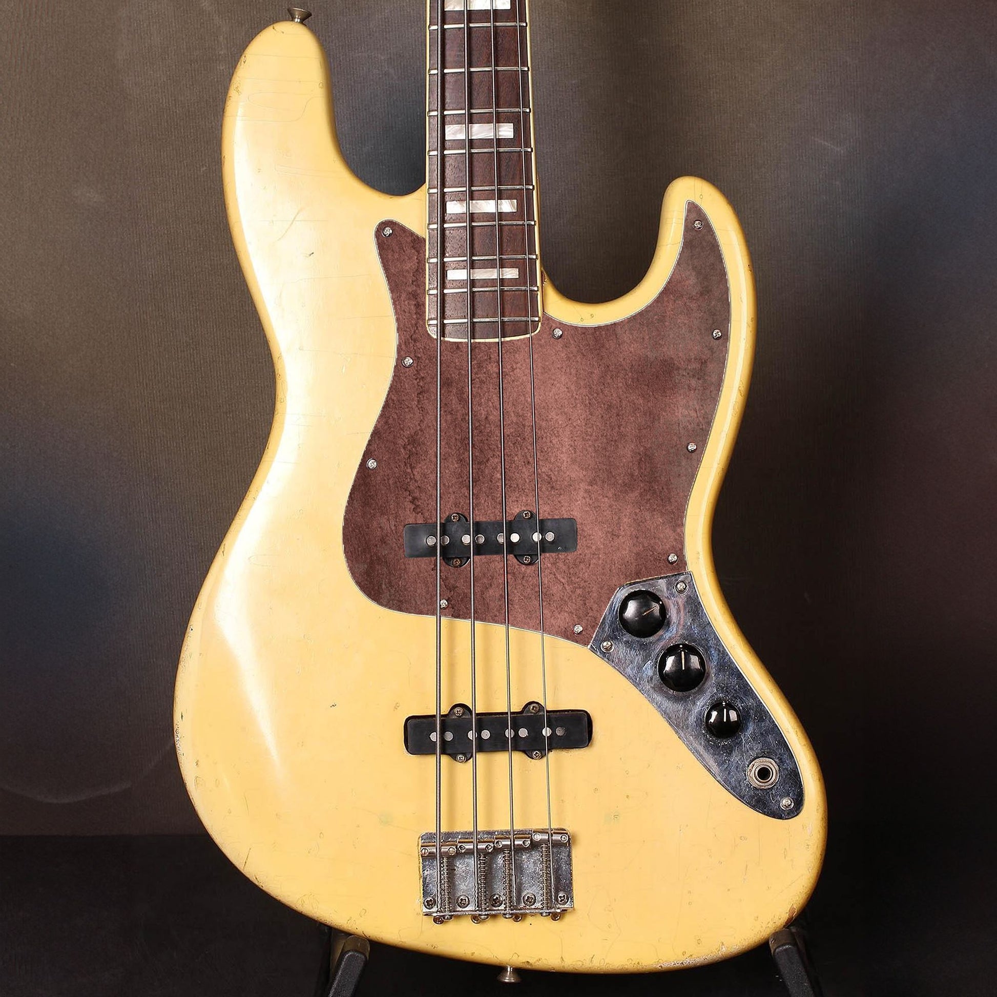 Különleges Jazz Bass gitár koptató meleg, rézszínű árnyalattal, amely klasszikus és modern hatást ötvöz