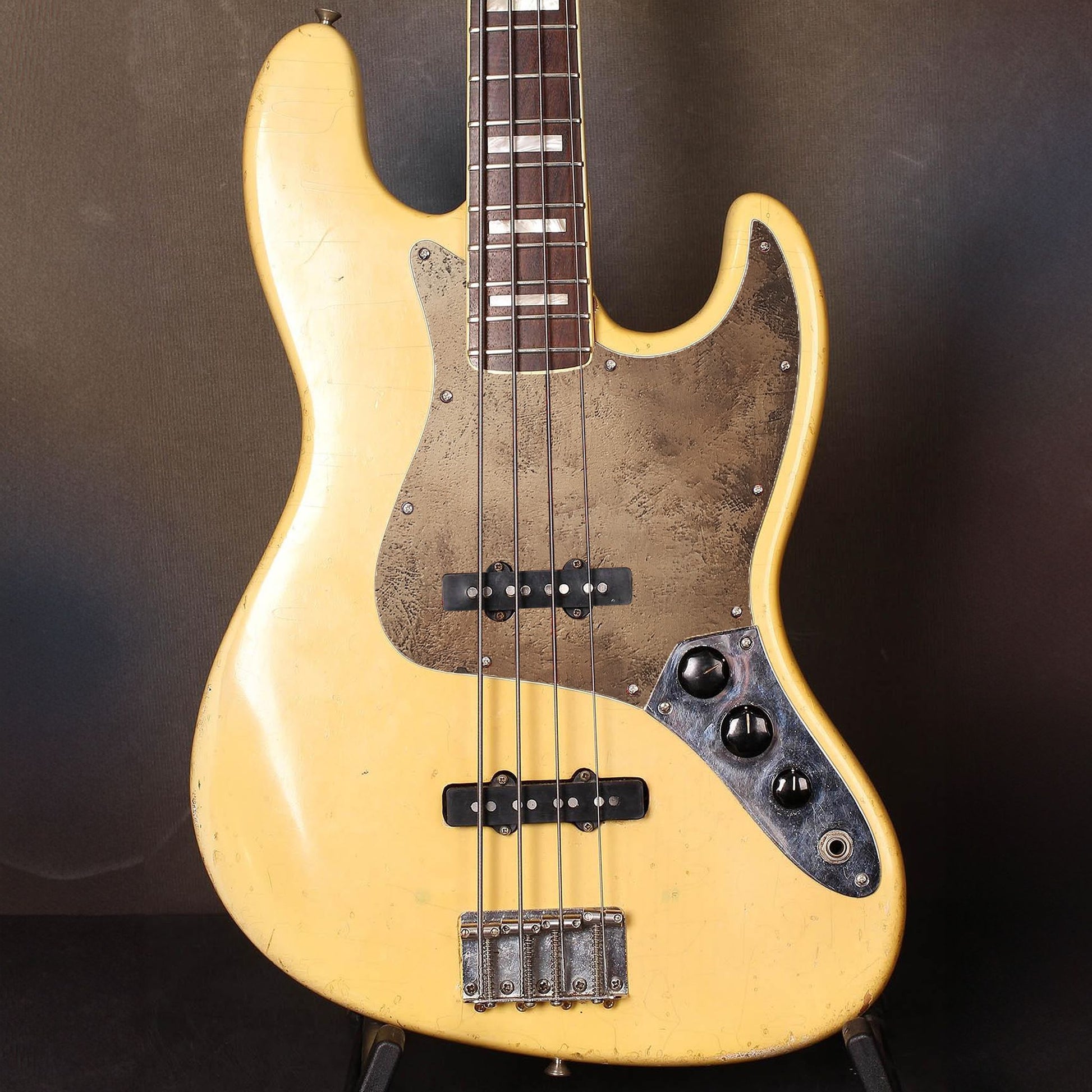 Egyedi Fender Jazz Bass gitár koptató érdes, fémes hatású felülettel, amely masszív és egyedi dizájnt kölcsönöz