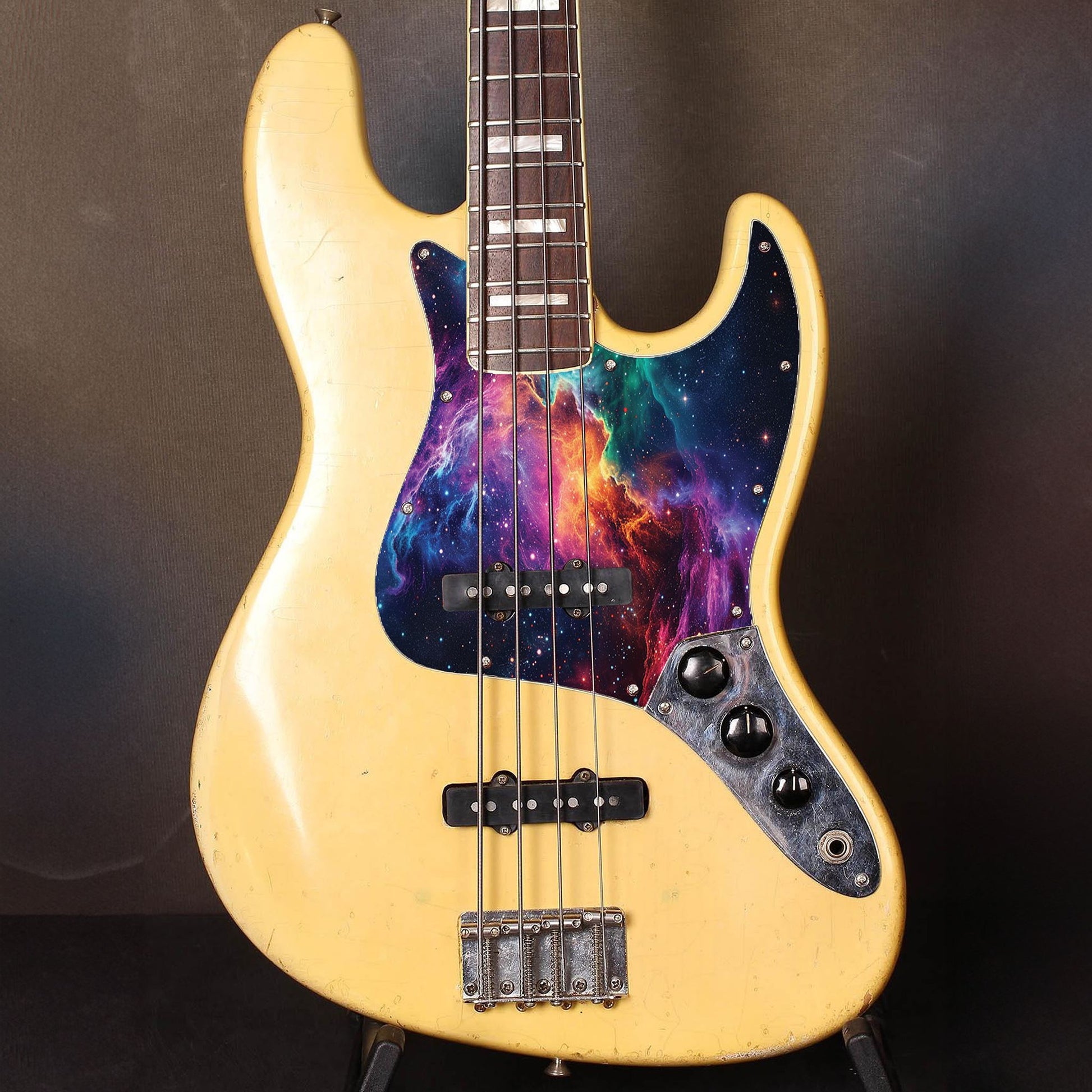 Fender Jazz Bass gitárkoptató galaxis mintával, egyedi design basszus gitárokhoz, prémium minőségű és tartós kivitelezésben.