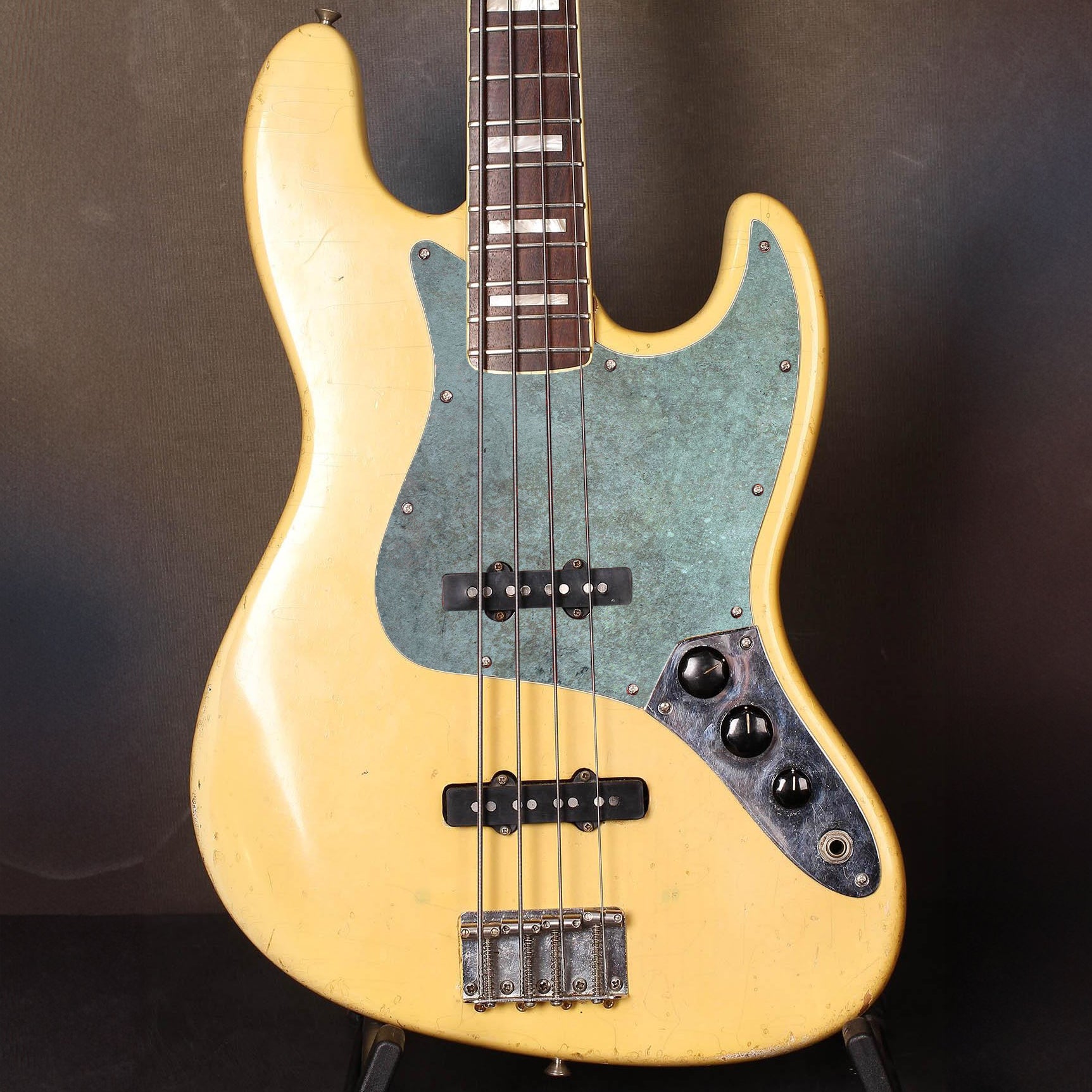 Egyedi Fender Jazz Bass gitár koptató, vintage fémes felülettel, enyhén rozsdás és természetes hatású dizájnnal