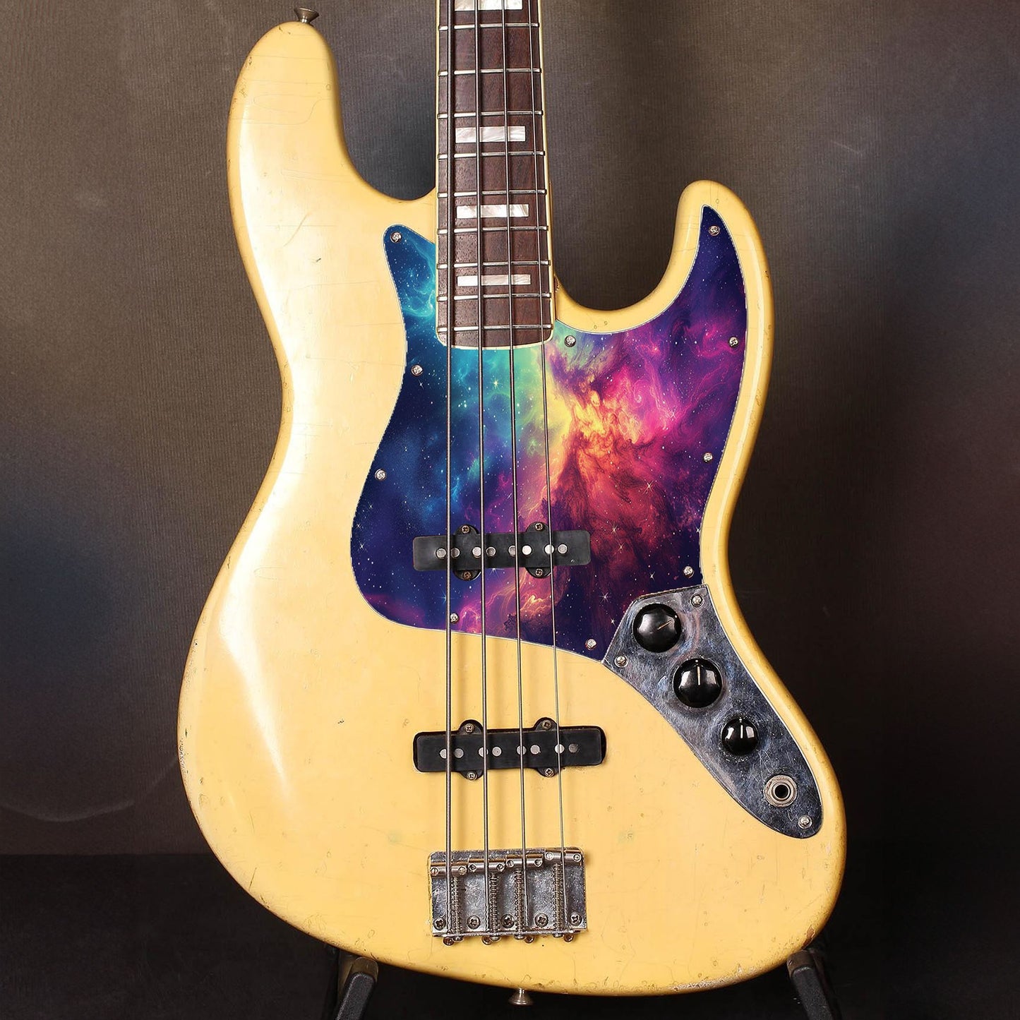 Fender Jazz Bass gitárkoptató galaxis mintával, egyedi design basszus gitárokhoz, prémium minőségű és tartós kivitelezésben.