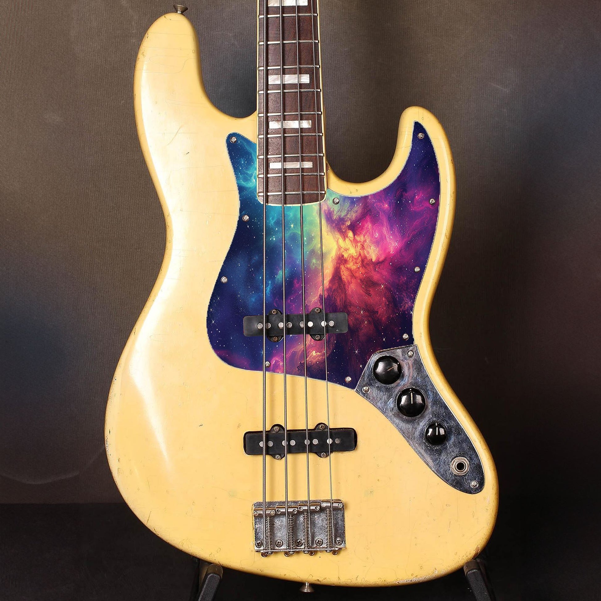 Fender Jazz Bass gitárkoptató galaxis mintával, egyedi design basszus gitárokhoz, prémium minőségű és tartós kivitelezésben.
