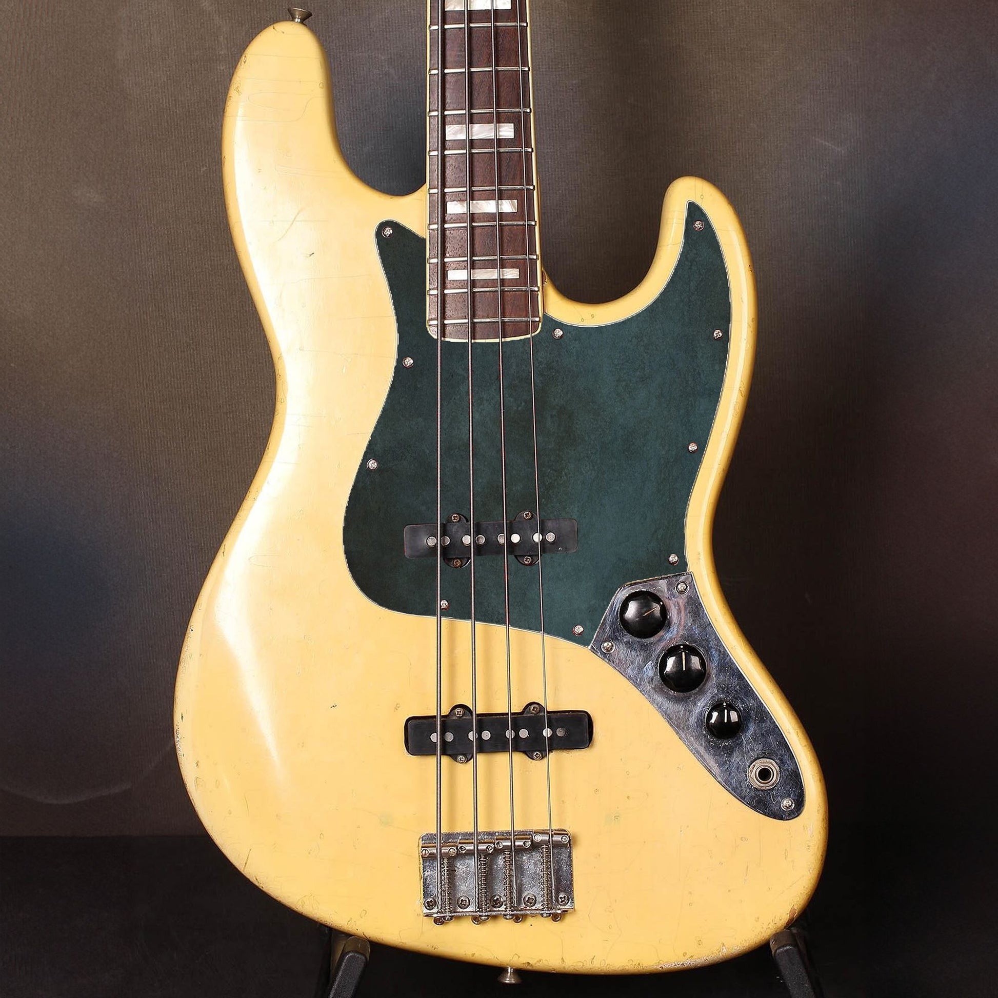 Egyedi Fender Jazz Bass gitár koptató, rusztikus fémes textúrával, sötétkék és zöld oxidációs mintázattal